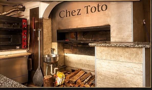 Le four à bois gravé « Chez Toto »
